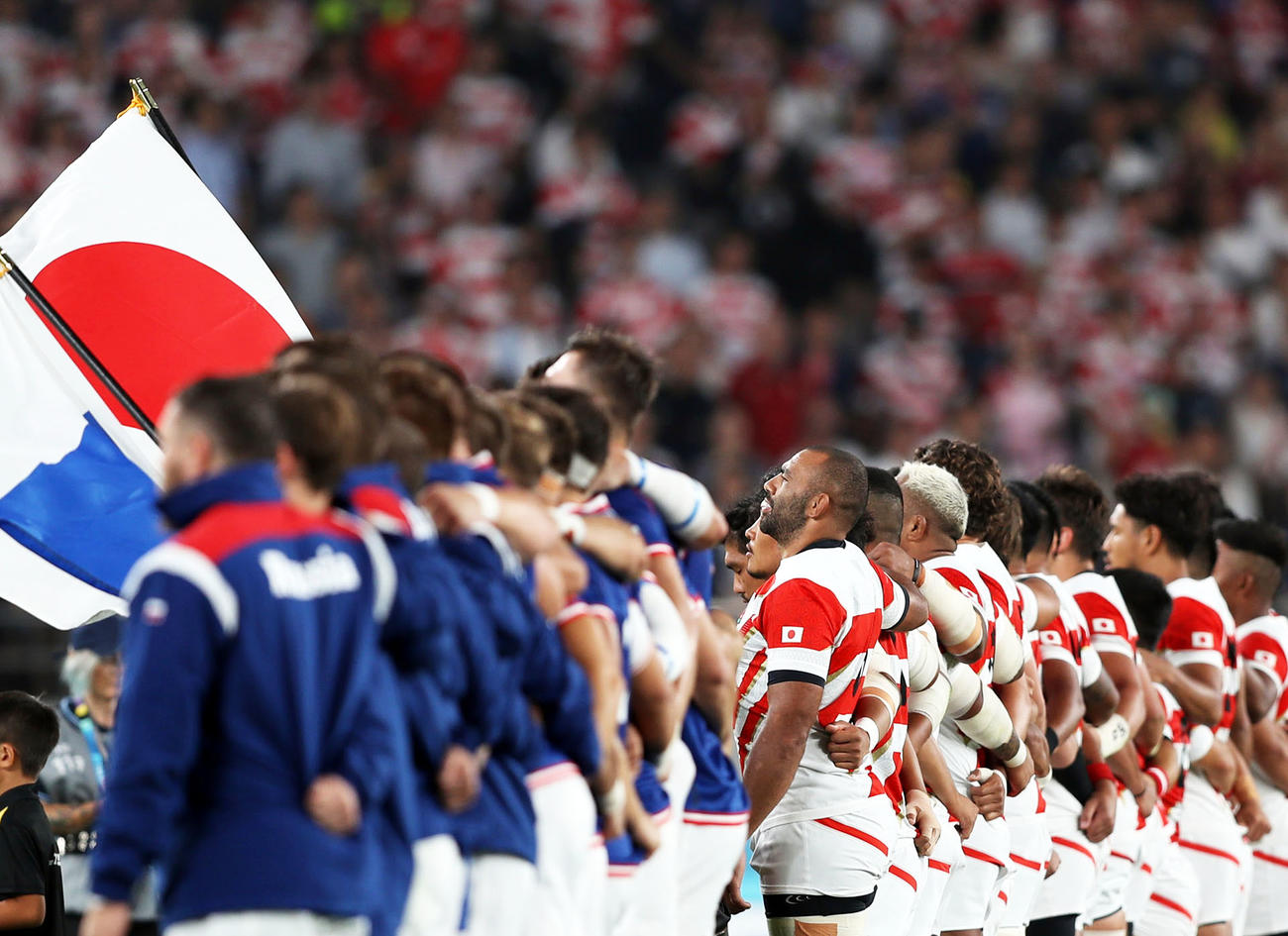 試合前、君が代斉唱をするリーチ（中央）ら日本代表の選手たち（後方）（撮影・狩俣裕三）