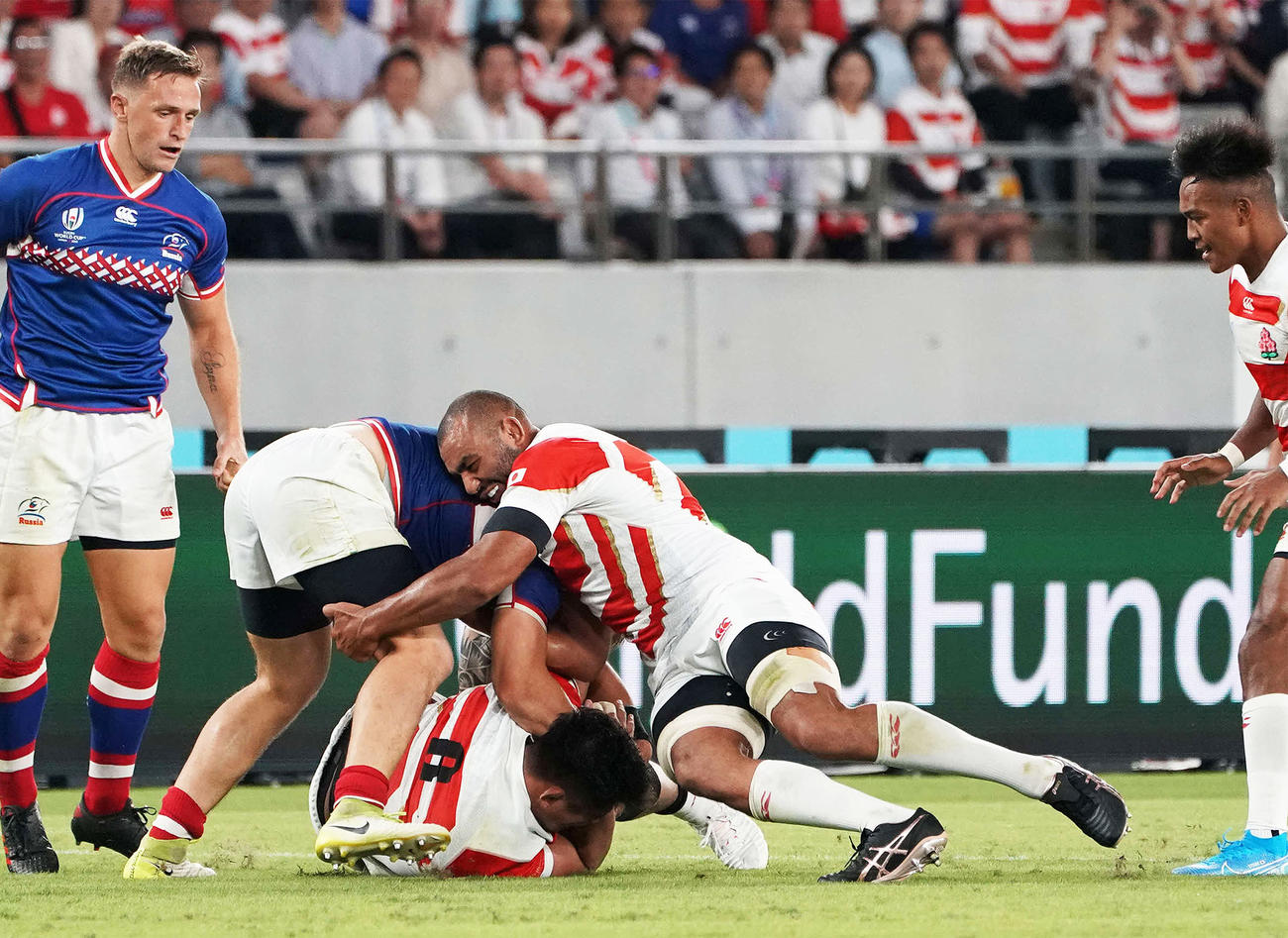 後半、タックルするフランカー・リーチ（右）（撮影・鈴木みどり）