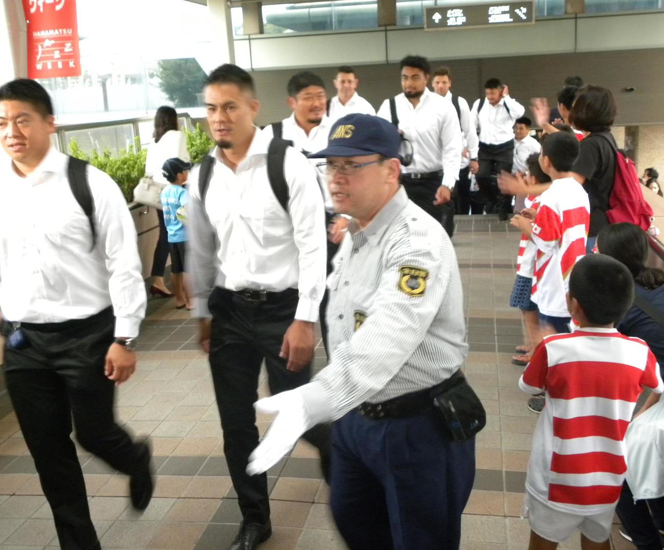 JR浜松駅に到着した日本代表（撮影・松本航）