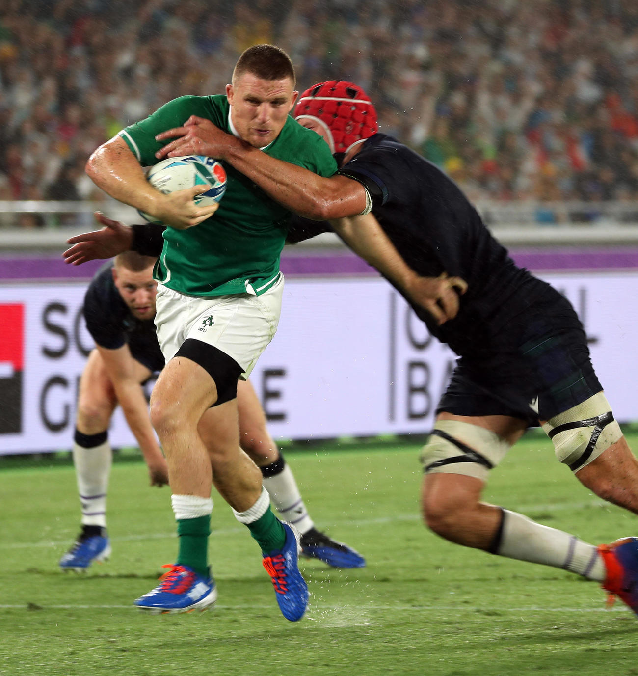 アイルランド対スコットランド　後半、トライを奪うアイルランドWTBコンウェー（左）（撮影・大野祥一）