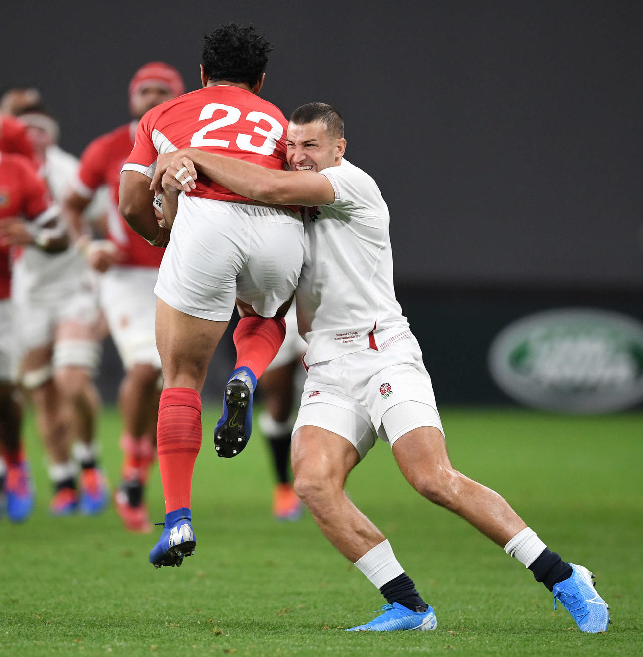 イングランド対トンガ　後半、タックルするイングランド・プロップ・マーラー（撮影・鈴木みどり）