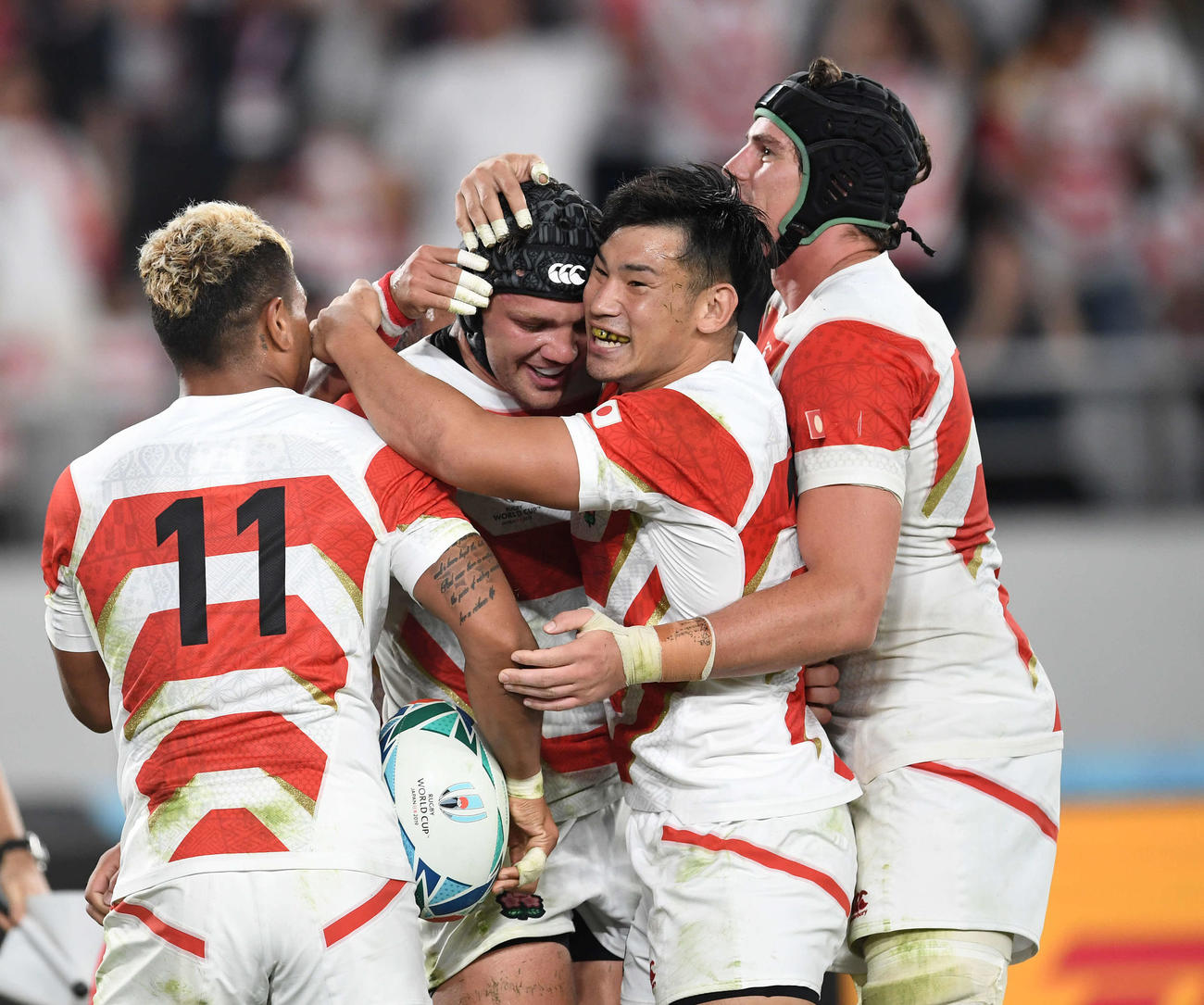 日本対ロシア　後半、トライを決め、フィフティーンと喜ぶフランカー・ラブスカフニ（左から2人目）（2019年9月20日撮影・鈴木みどり）