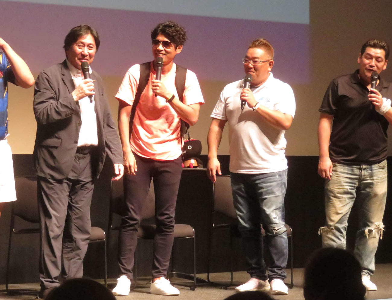 ファンゾーン岩手・釜石のイベントを沸かせた松尾雄治氏、飛び入り参加したゴスペラーズの村上てつや、サンドウィッチマン（左から）（撮影・大上悟）