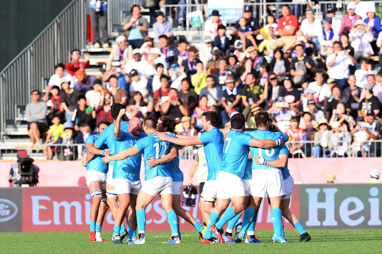 フィジー対ウルグアイ　フィジーに勝利し喜ぶウルグアイの選手たち（撮影・滝沢徹郎）