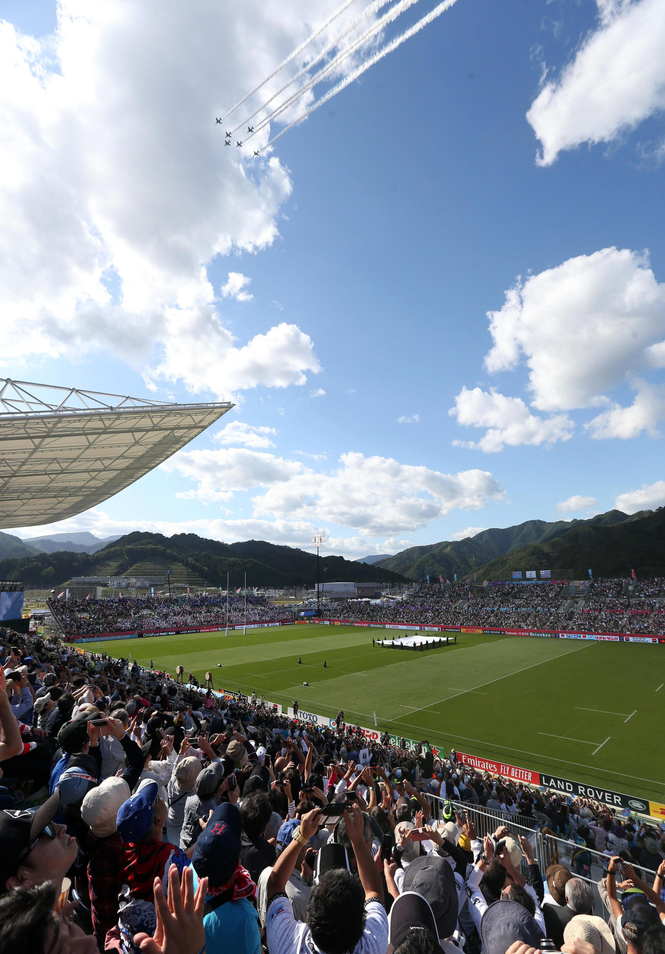 フィジー対ウルグアイ　試合前、ブルーインパルスが釜石鵜住居復興スタジアムを横切り、盛り上がるサポーターたち（撮影・狩俣裕三）