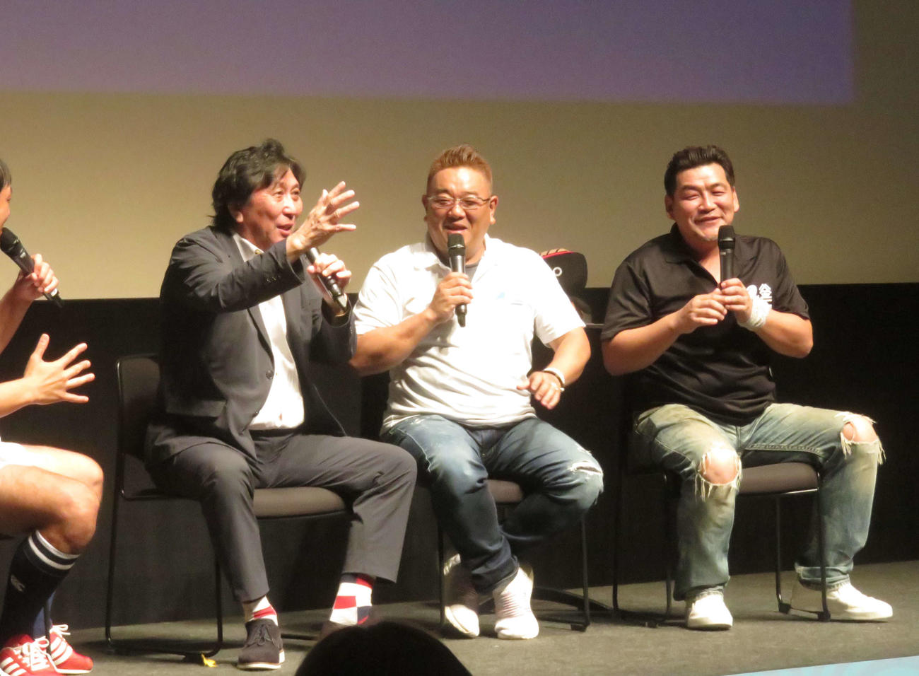 ファンゾーン岩手・釜石のイベントを爆笑トークで沸かせた松尾氏（左）とサンドイッチマン（撮影・大上悟）