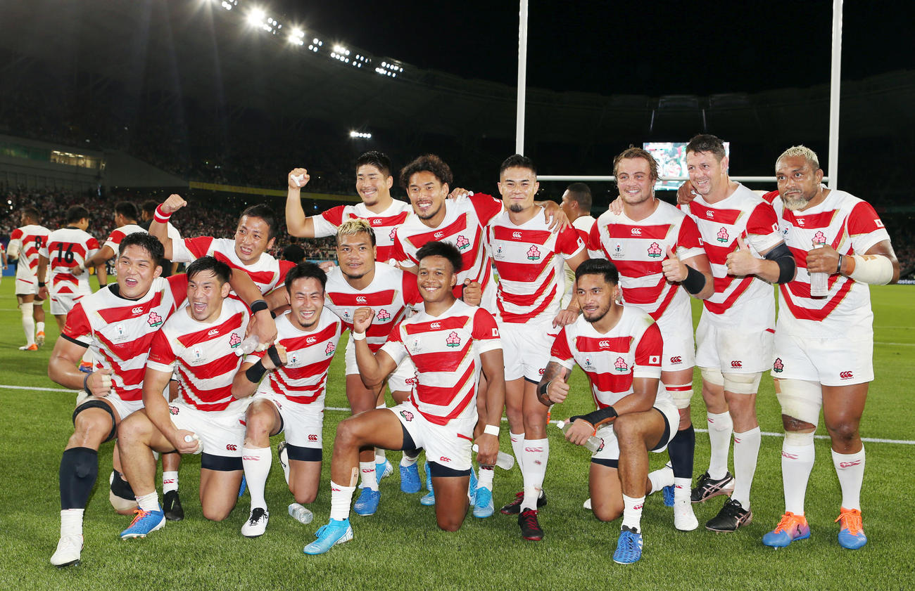 日本対アイルランド　アイルランドに劇的な勝利を納め、記念撮影する日本代表の選手たち（撮影・狩俣裕三）