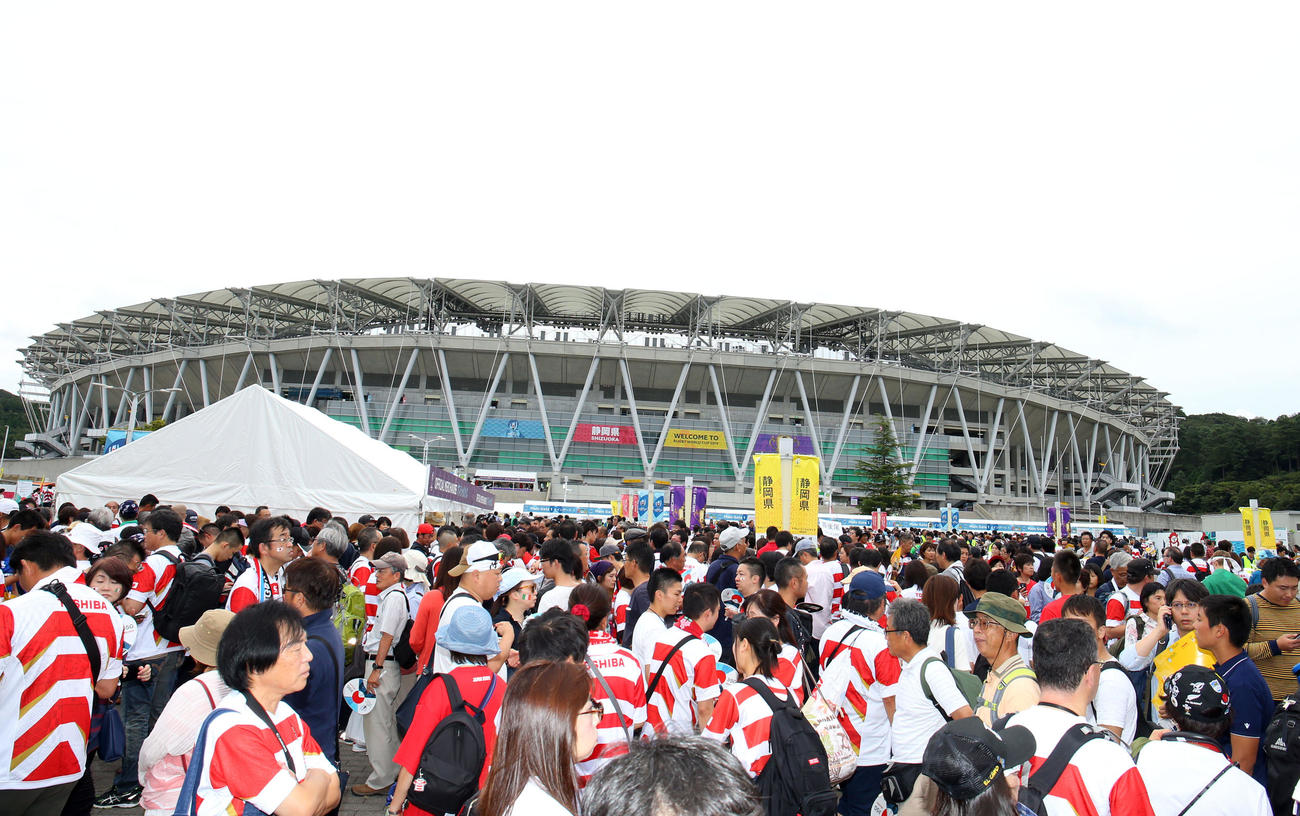 日本対アイルランド　試合前スタジアム前には開場を待つ人だかりが出来る（撮影・垰建太）