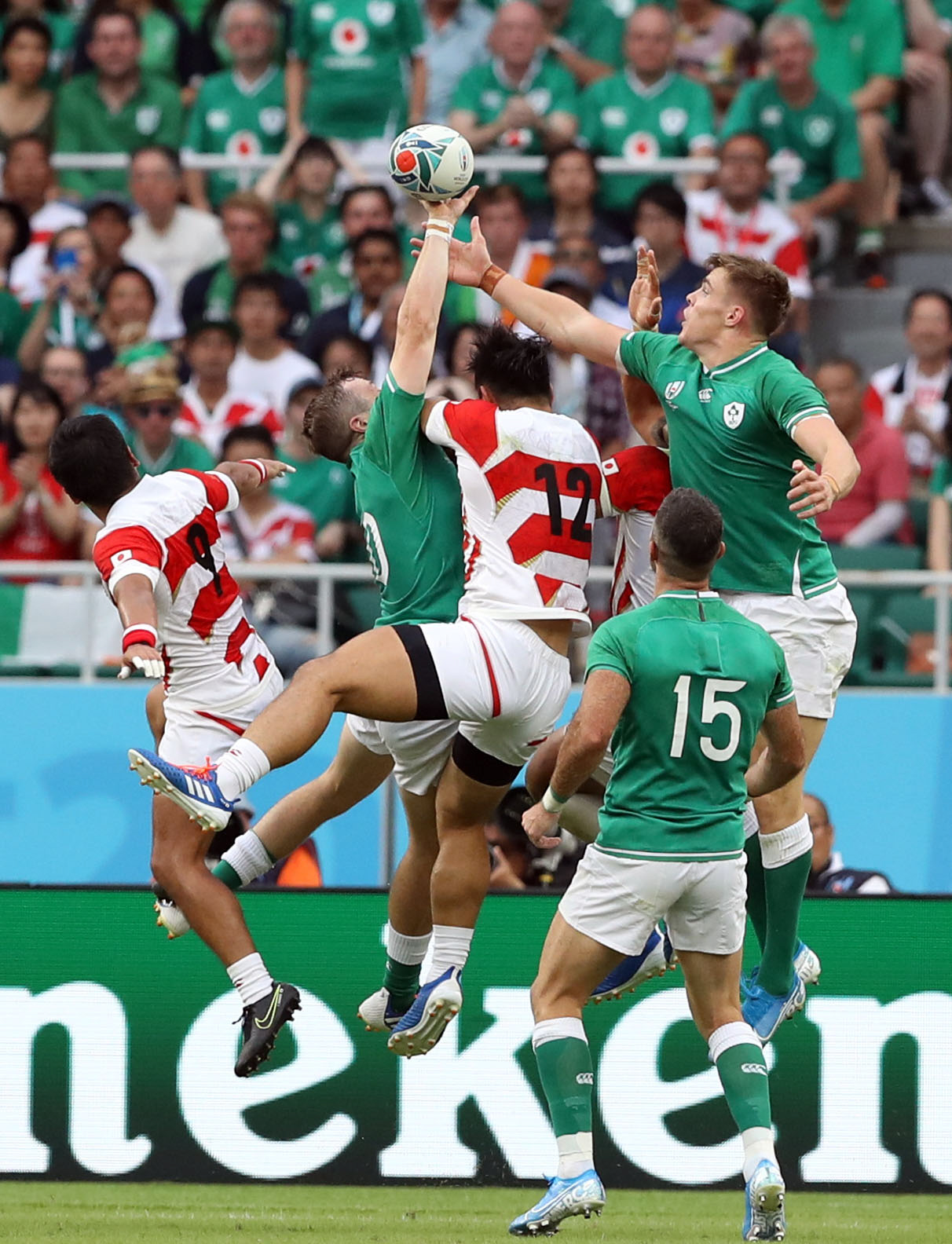 日本対アイルランド　前半、インゴール付近で競り負け、トライを奪われるCTB中村（中央）（撮影・狩俣裕三）