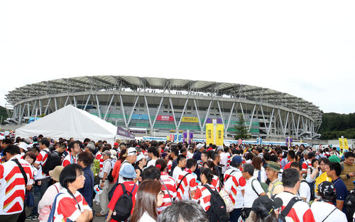 日本対アイルランド　試合前スタジアム前には開場を待つ人だかりが出来る（撮影・垰建太）