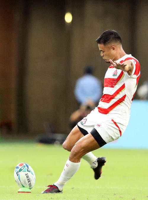 日本対アイルランド　前半、ペナルティーゴールを成功させるSO田村（撮影・狩俣裕三）