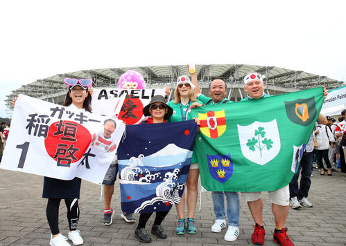 日本対アイルランド　スタジアム前で笑顔で写真に納まる日本アイルランドの両国サポーター（撮影・垰建太）