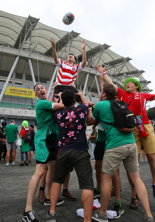 日本対アイルランド　試合前、笑顔でラインアウトで楽しむ日本、アイルランドの両国サポーター（撮影・垰建太）