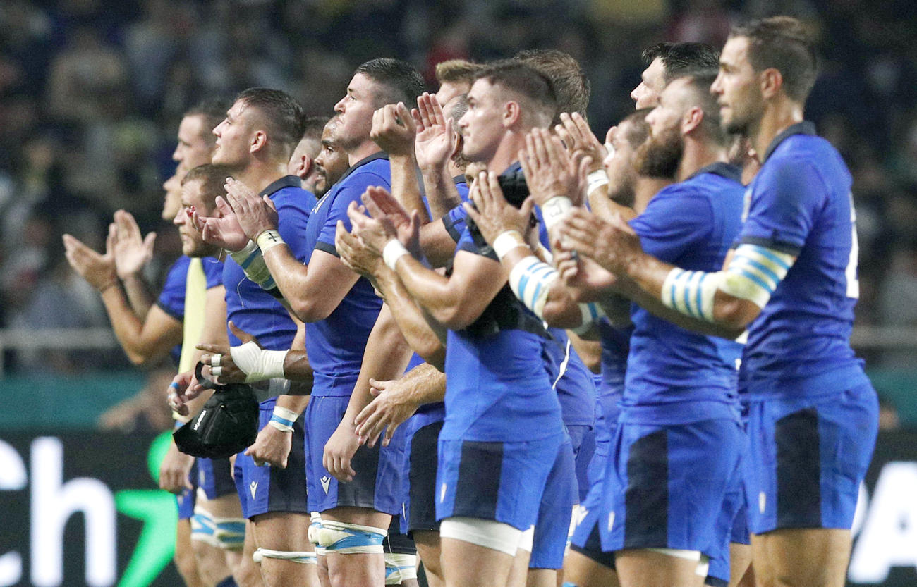 カナダに勝利し、歓声に応えるイタリアフィフティーン（共同）