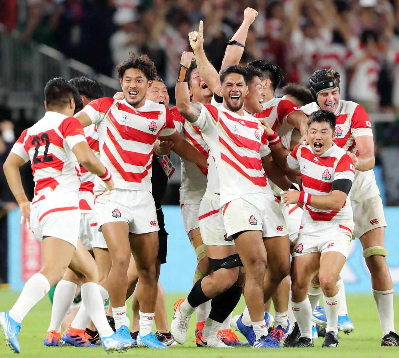 勝利し喜びを爆発させる日本の選手たち（撮影・垰建太）