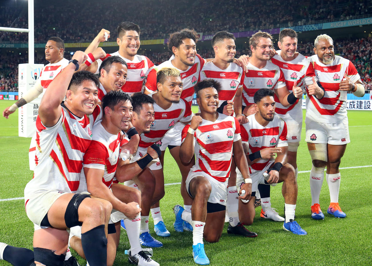 アイルランドに勝利し笑顔で写真に納まる日本の選手たち（撮影・垰建太）