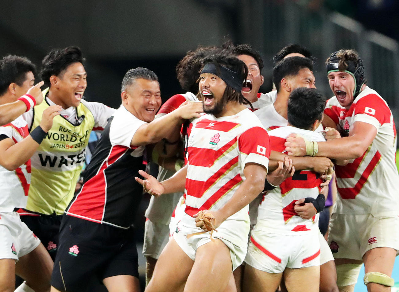 アイルランドに勝利し雄たけびを上げる日本のフッカー堀江（中央）（撮影・垰建太）