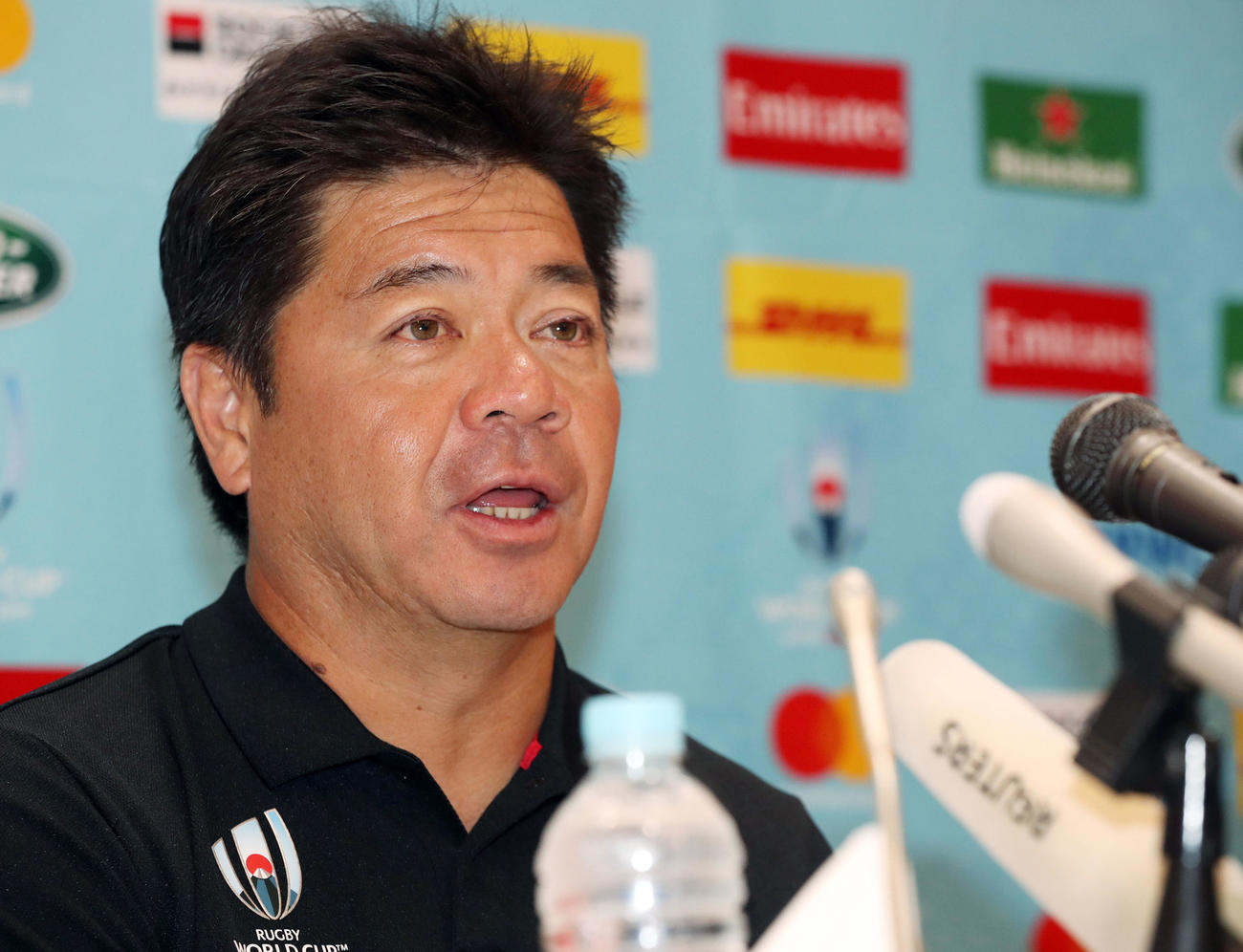 アイルランド戦から一夜明けの会見で話をする藤井強化委員長（撮影・狩俣裕三）