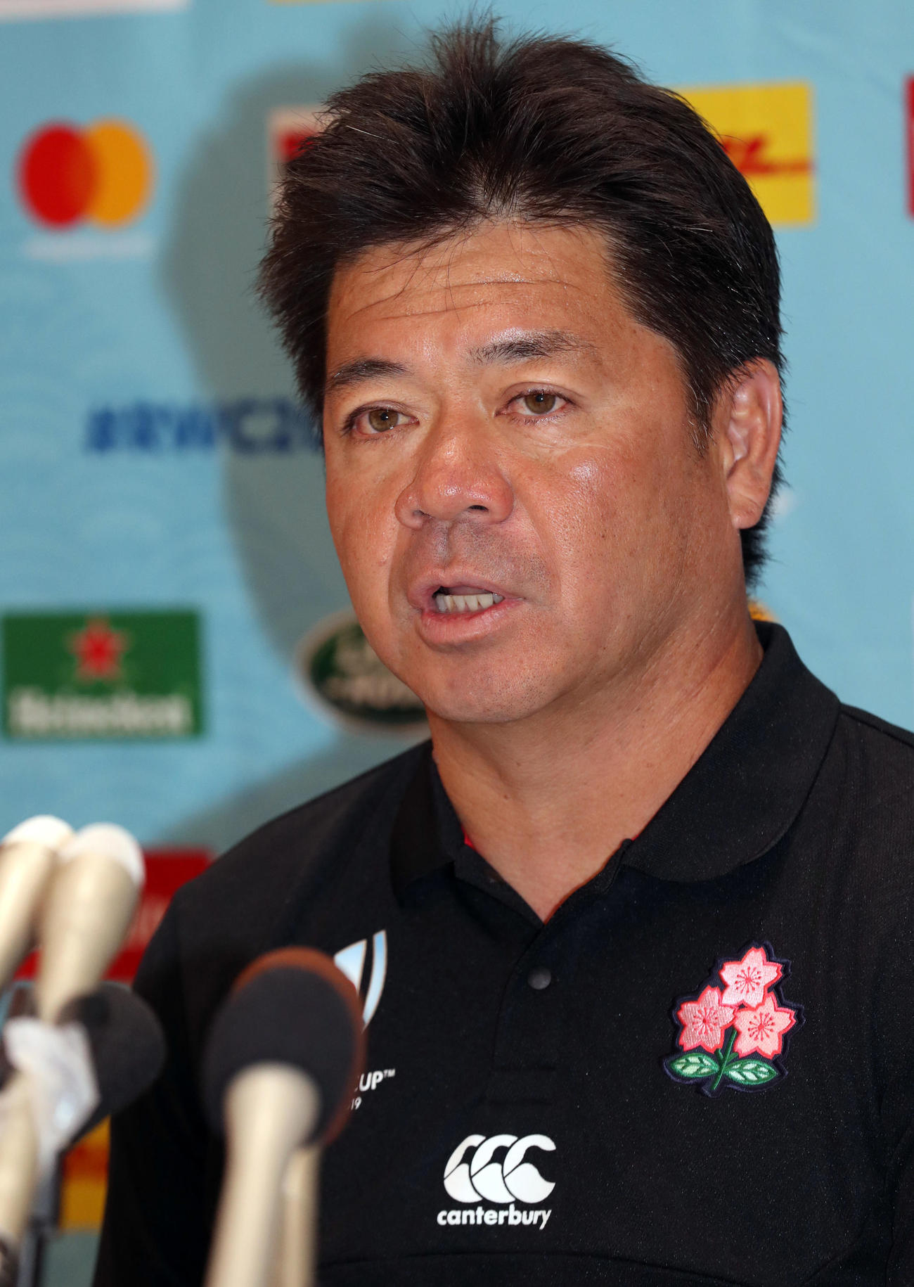 アイルランド戦から一夜明けの会見で話をする藤井強化委員長（撮影・狩俣裕三）
