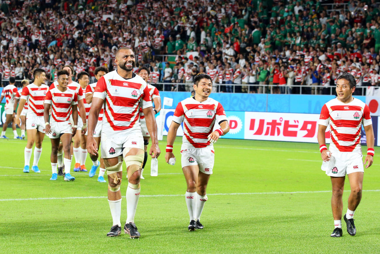アイルランド戦後、笑顔でスタンドにあいさつに向かう手前左からフランカーのリーチ、SH田中、SH流ら選手たち（撮影・垰建太）