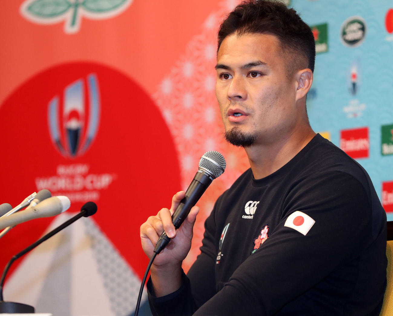 会見で記者の質問に答える田村（撮影・狩俣裕三）