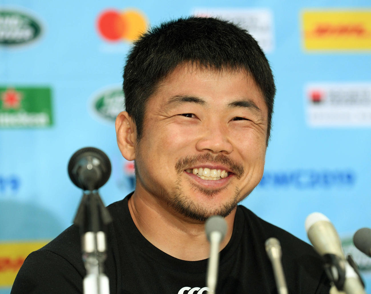 笑顔で会見するSH田中（撮影・滝沢徹郎）