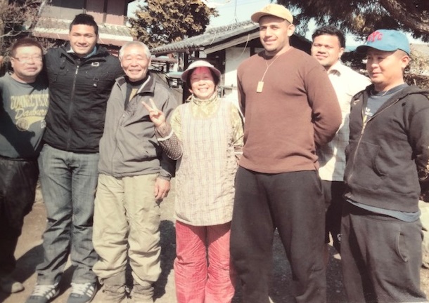 三友元一さん（左から3番目）らと肩を組むバル・アサエリ愛