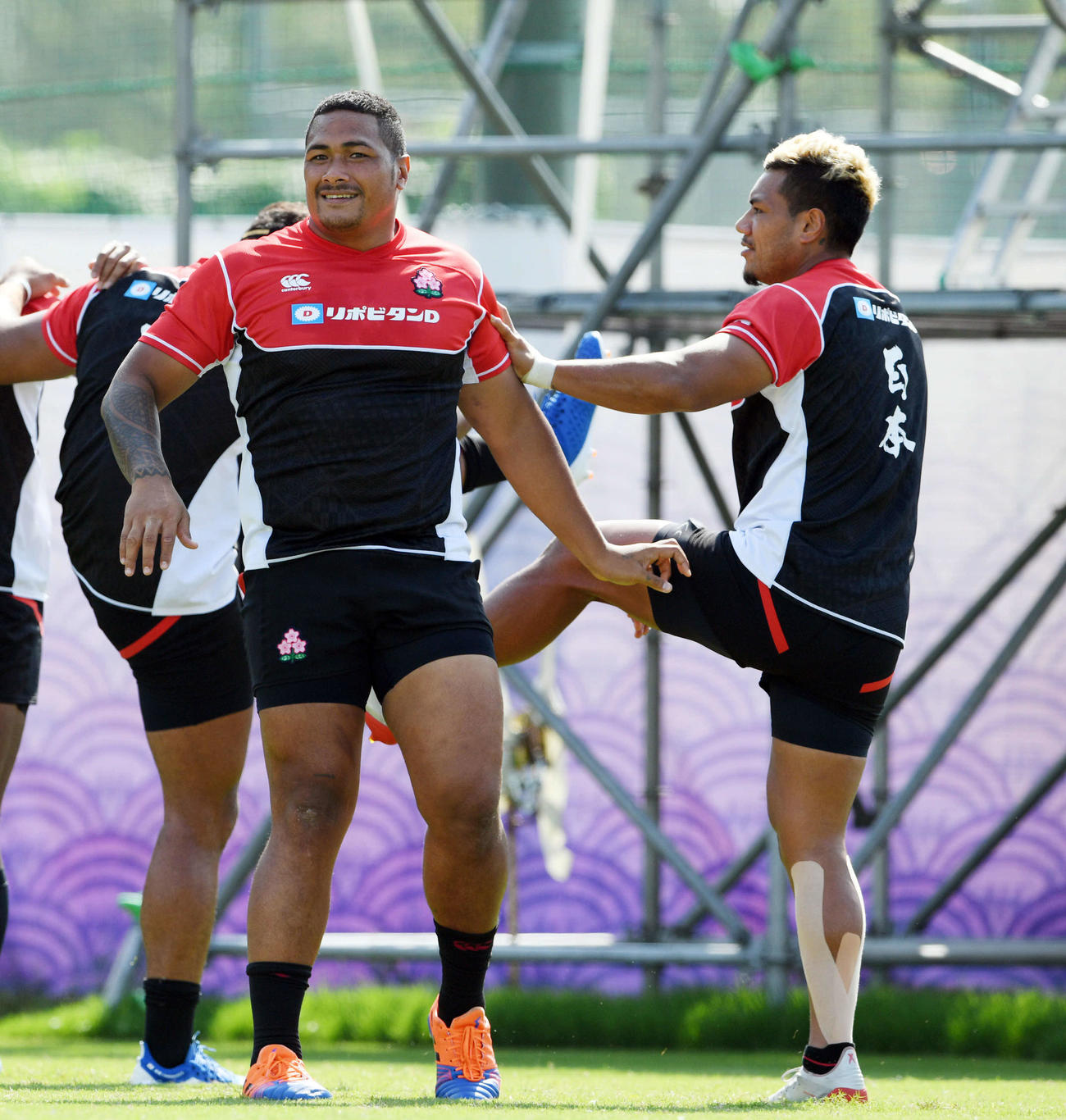 ウオーミングアップで体をほぐすプロップのバル（手前左）ら（撮影・滝沢徹郎）