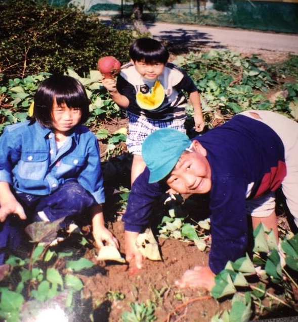 4歳の時に友人と芋掘りする稲垣（右）