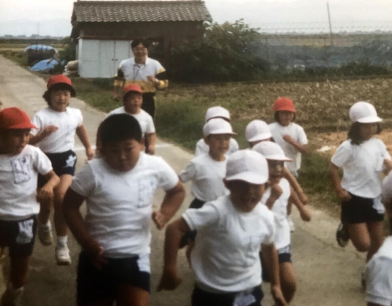 小3のマラソン大会で力走する稲垣（左から2番目）