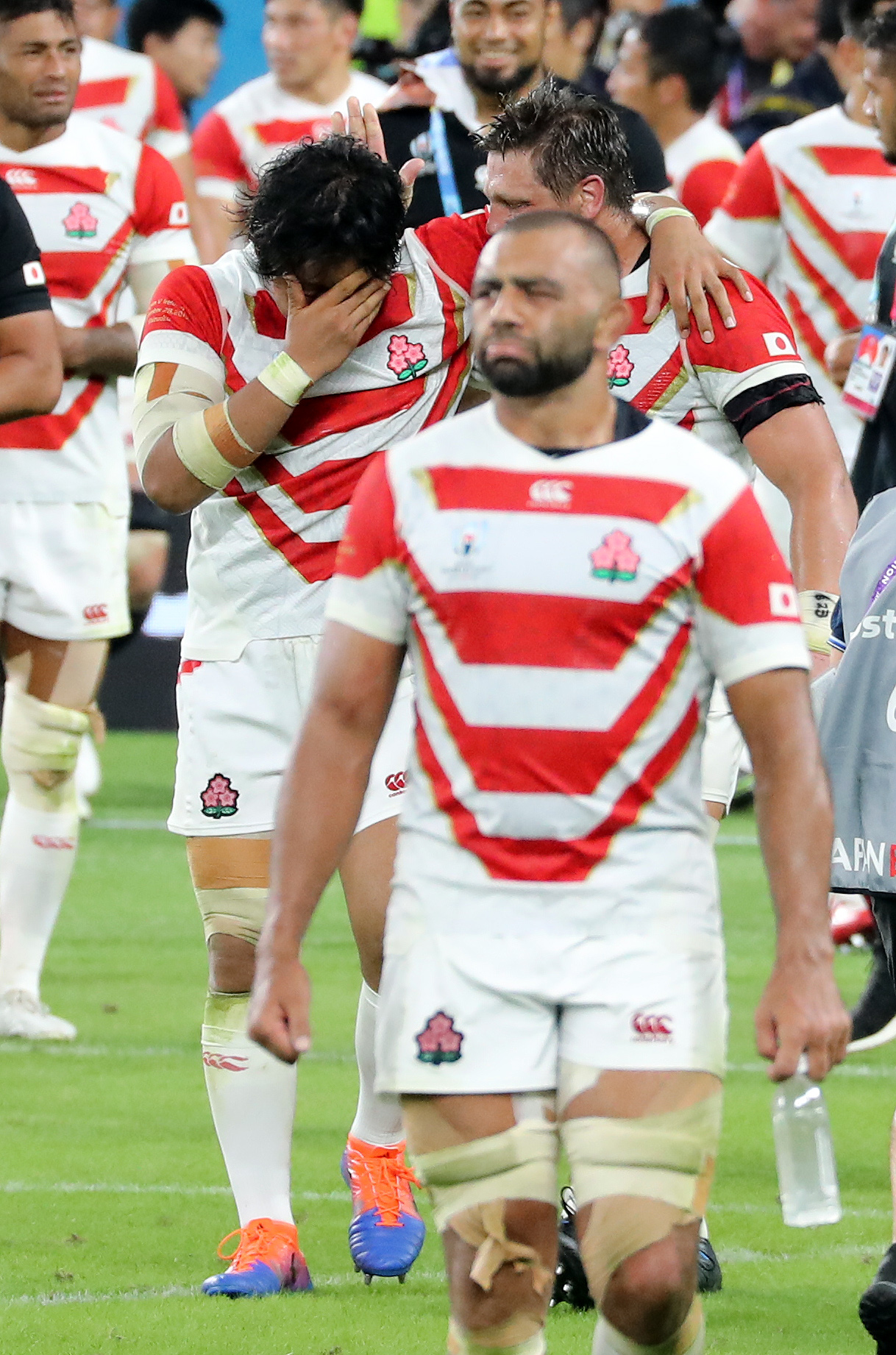 9月28日、アイルランドに勝利し涙を流すプロップ稲垣（左）