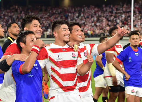 日本対サモア　サモアに快勝し観客に向け笑顔をみせる日本の選手たち、左から流大、姫野和樹、松田力也、坂手淳史（撮影・清水貴仁）