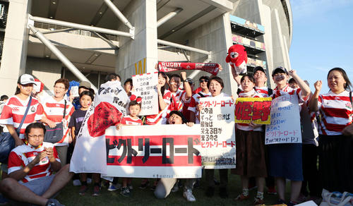 日本対サモア　試合前、ビクトリーロードを歌うサポーターたち（撮影・狩俣裕三）