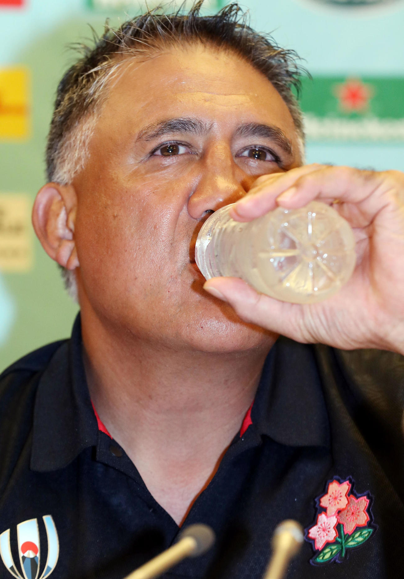 サモア戦のメンバー発表会見で水を飲むジョセフ・ヘッドコーチ（撮影・狩俣裕三）