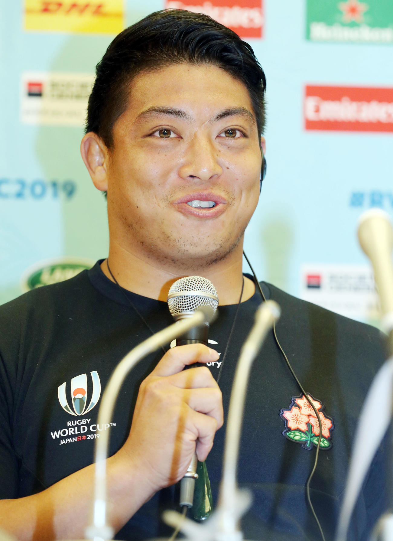 サモア戦のメンバー発表後の会見で笑顔を見せる坂手（撮影・狩俣裕三）