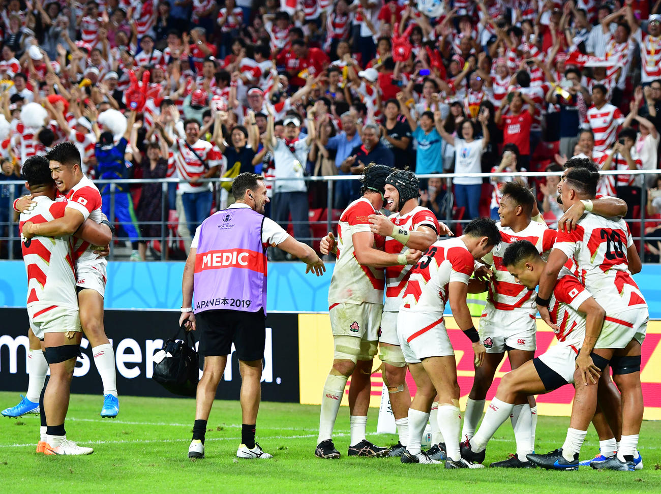 試合終了間際、WTB松島幸太朗のトライで喜ぶ日本の選手たち（撮影・清水貴仁）