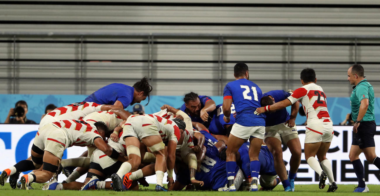 日本対サモア　後半ロスタイム、インゴール近くのスクラムで押し込む日本代表の選手たち（撮影・狩俣裕三）