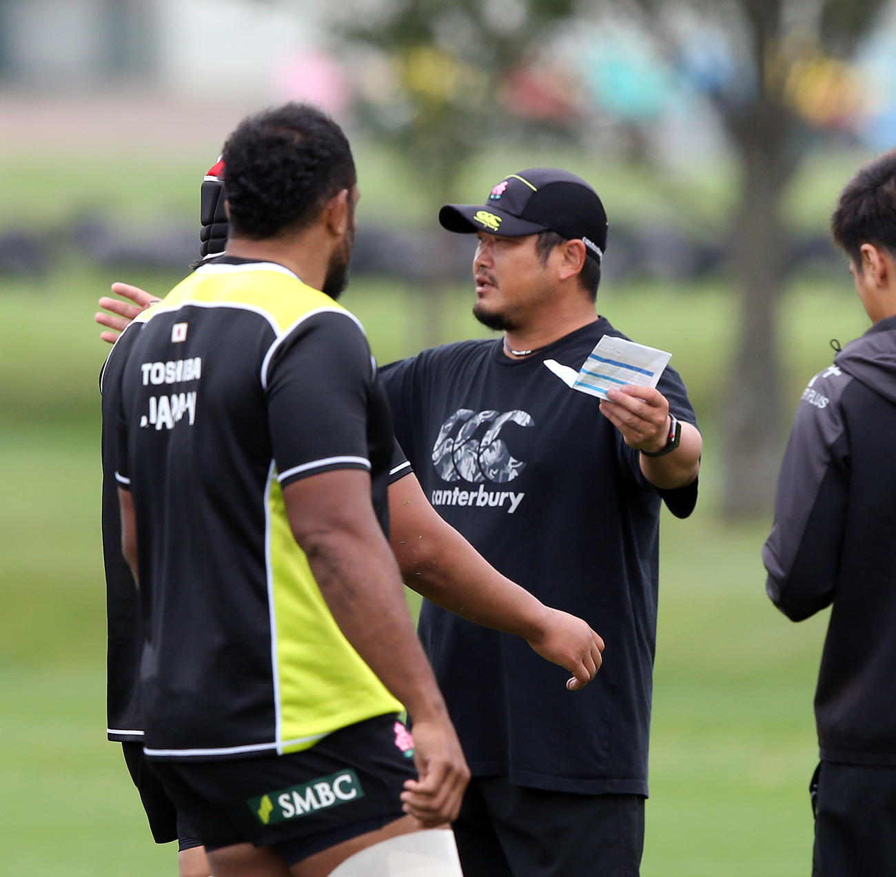8月、日本代表の網走合宿でFW陣を集める長谷川スクラムコーチ