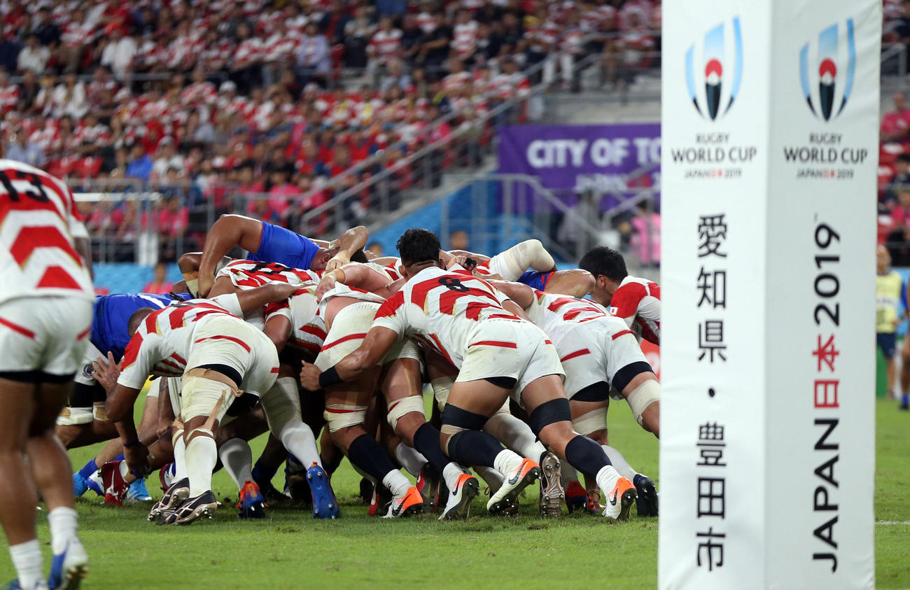 日本対サモア　後半、相手スクラムを押し返す日本代表の選手たち（撮影・狩俣裕三）