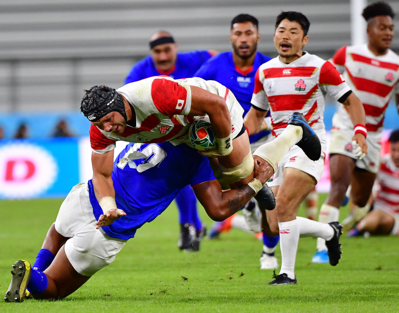 後半、突破を図るも相手タックルを受けるフランカーのラブスカフニ（撮影・清水貴仁）