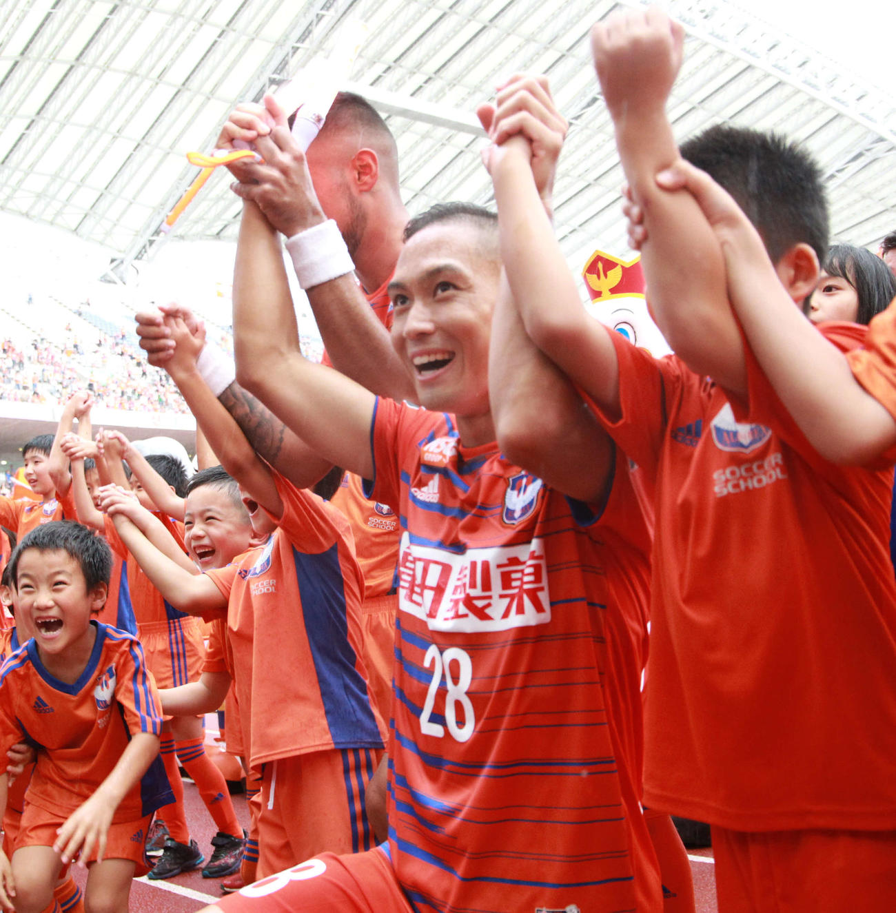 新潟対鹿児島　子どもたちと大勝を喜ぶDF早川