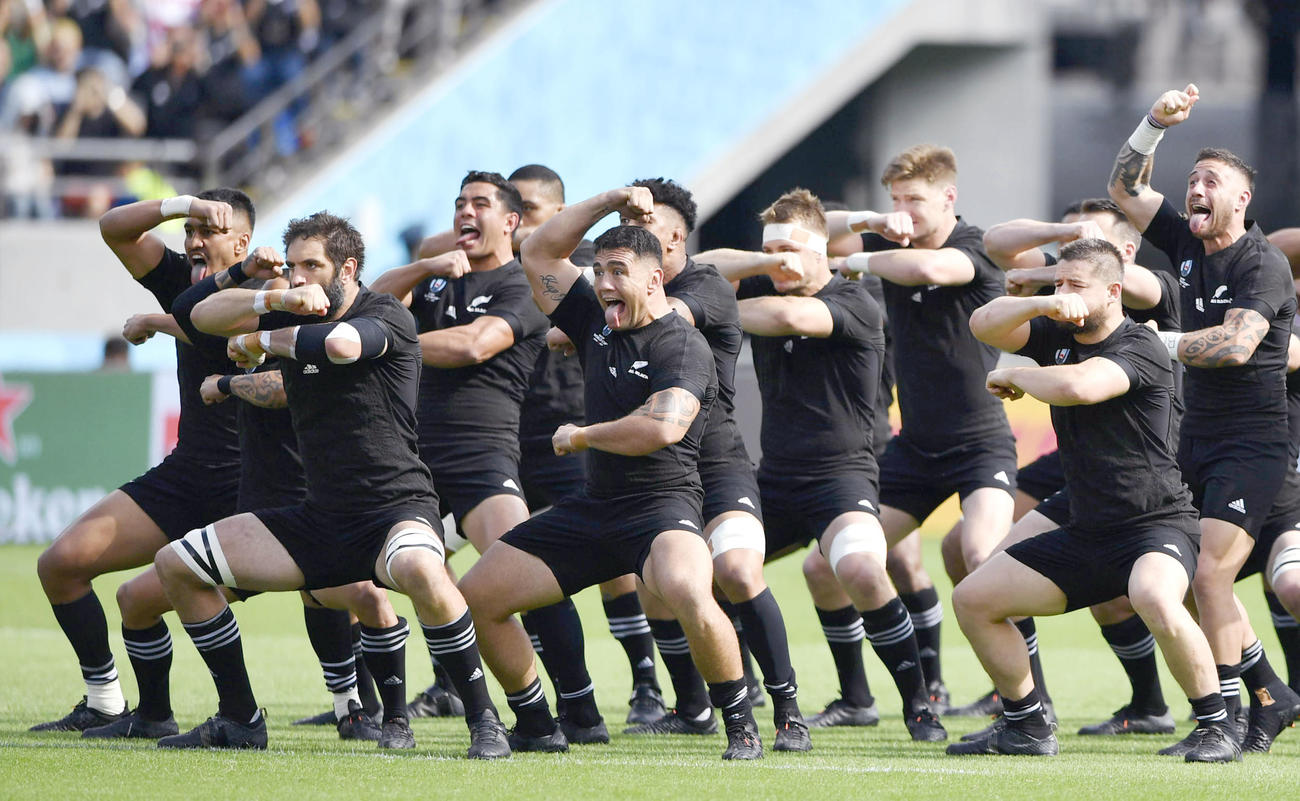 ナミビア戦を前に、伝統の踊り「ハカ」を披露するニュージーランド（共同）