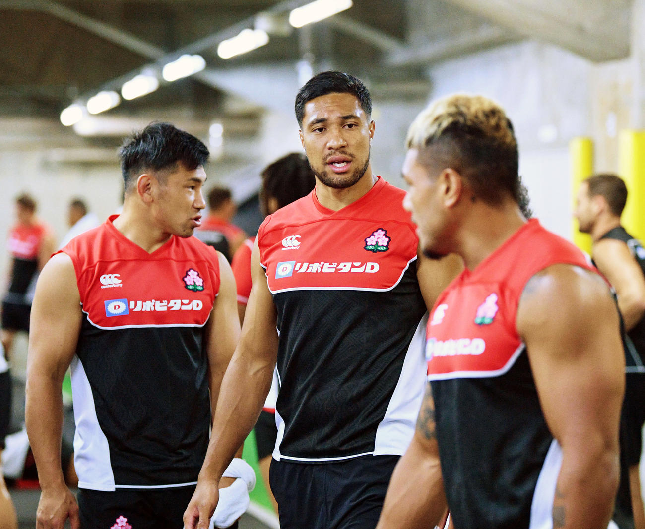 トレーニングで汗を流すCTBトゥポウ（中央）ら。左は中村、右がレメキ（撮影・滝沢徹郎）