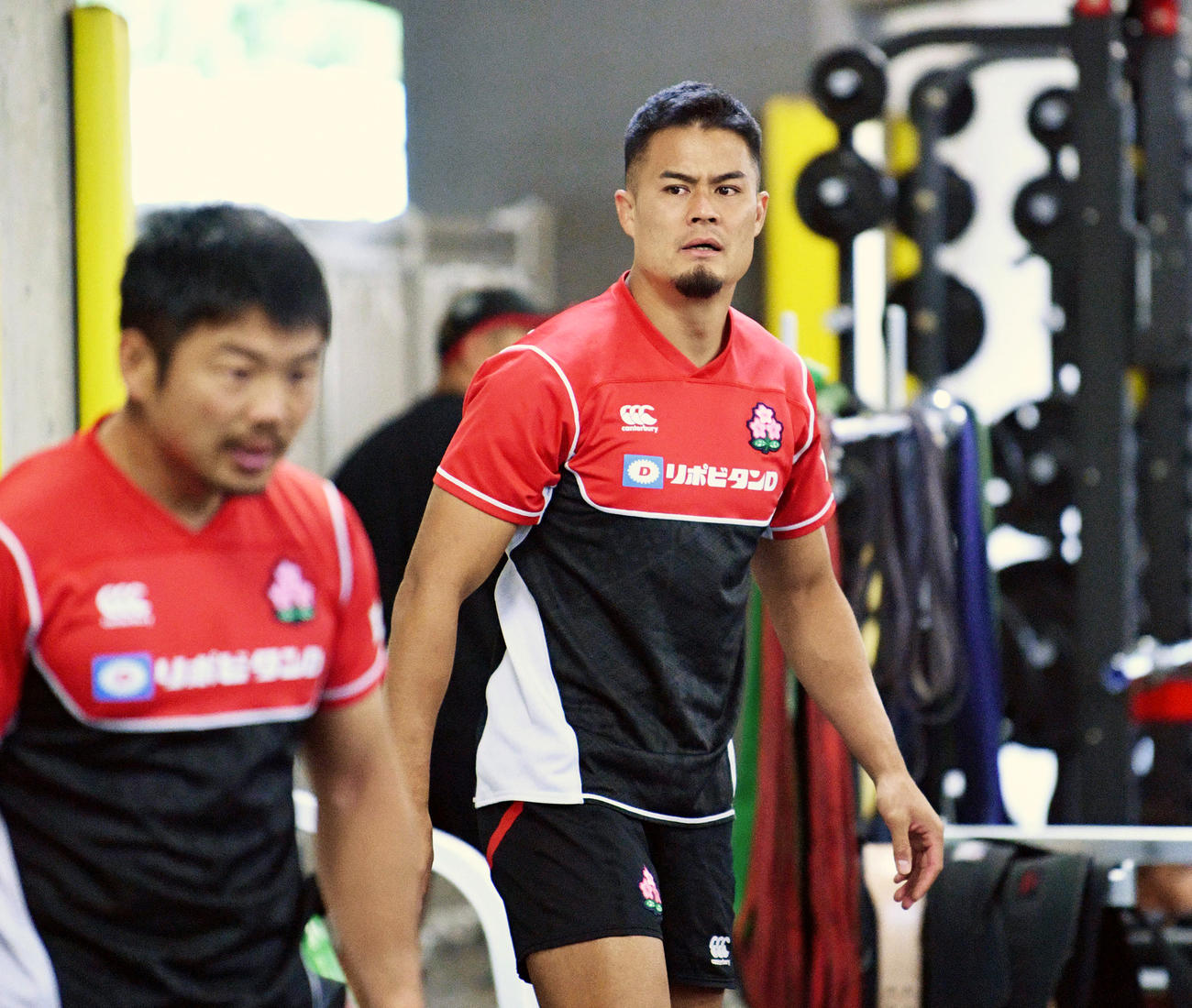 トレーニングに励むSO田村（奥）。手前はSH田中（撮影・滝沢徹郎）