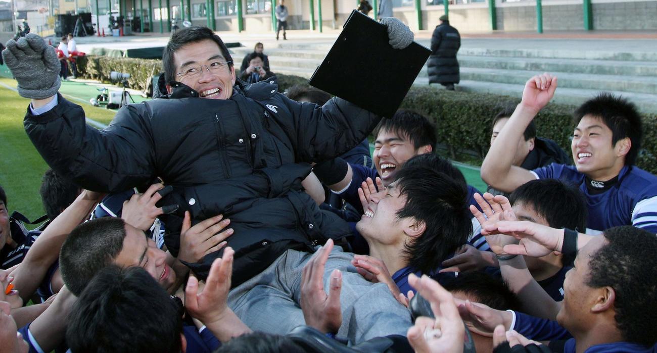 11年1月、全国高校ラグビー優勝を果たし、フィフティーンから胴上げされる藤原監督