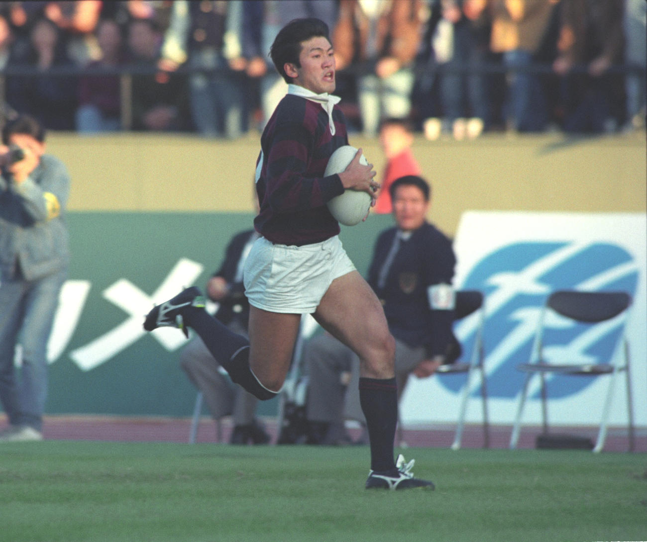 90年12月、関東大学ラグビー明大戦でトライを決める早大時代の今泉氏
