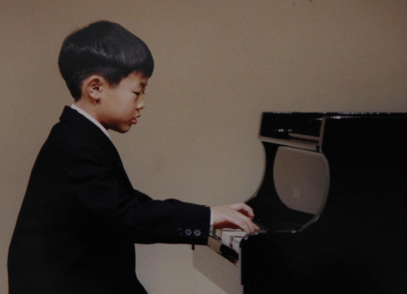 00年、ピアノ発表会で演奏する福岡堅樹