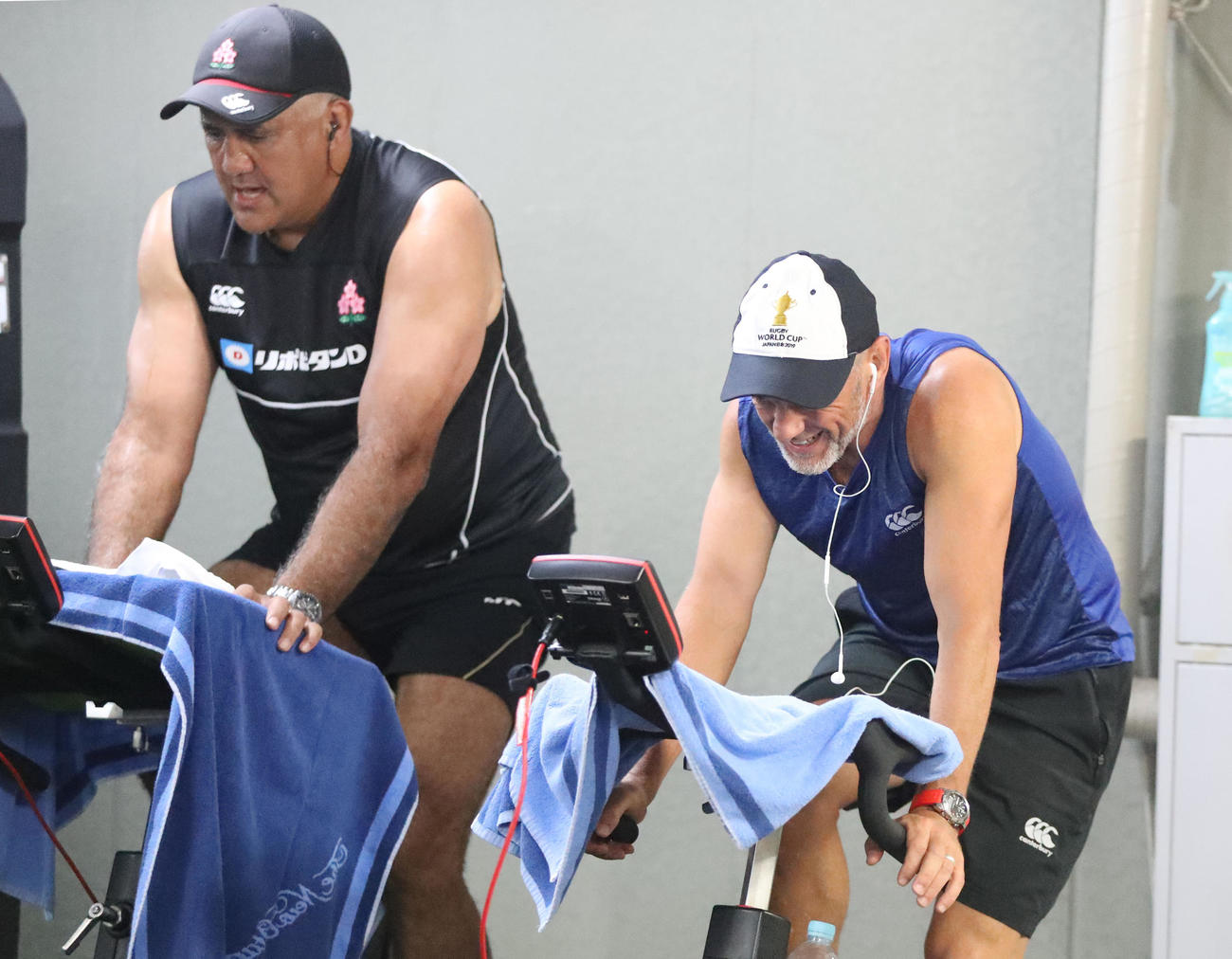 トレーニングルームで汗を流すジョセフ・ヘッドコーチ（左）（撮影・狩俣裕三）