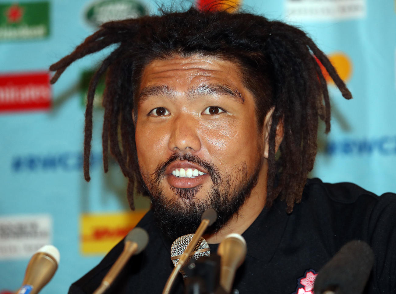 会見で記者の質問に笑顔で答える堀江（撮影・狩俣裕三）