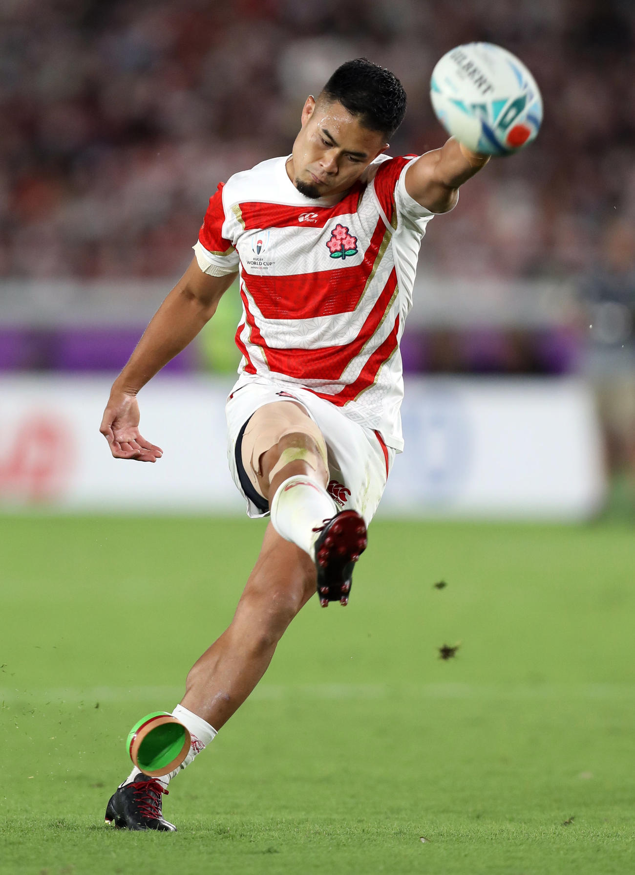 日本対スコットランド　後半、コンバージョンキックを決めるSO田村優＝2019年10月13日